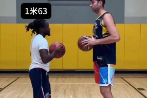 只能说天赋都点满了！1米63vs2米08的扣篮对决~